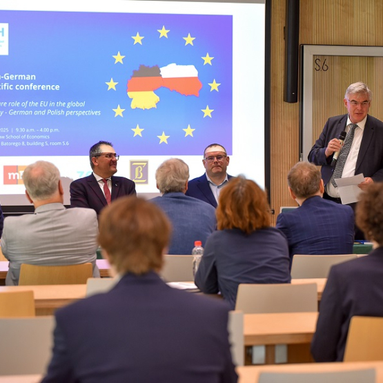 na zdjęciu kilkanaście osób biorących udział w konferencji 