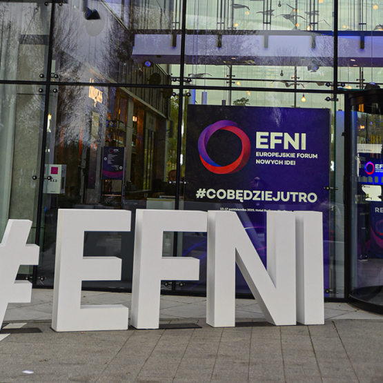 wejście do budynku ze stojącym dużym napisem #EFNI