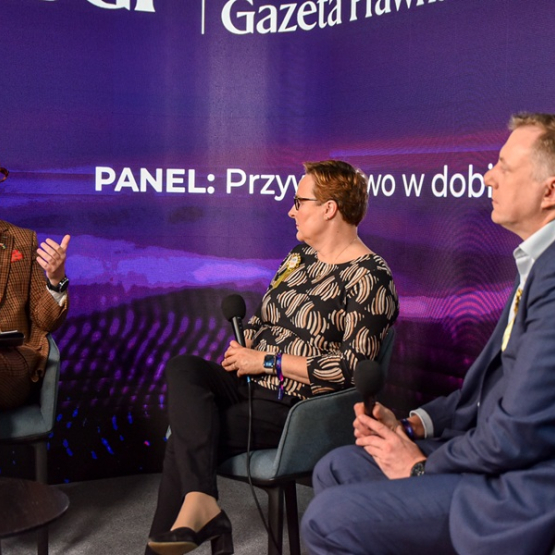 troje osób rozmawia w studiu