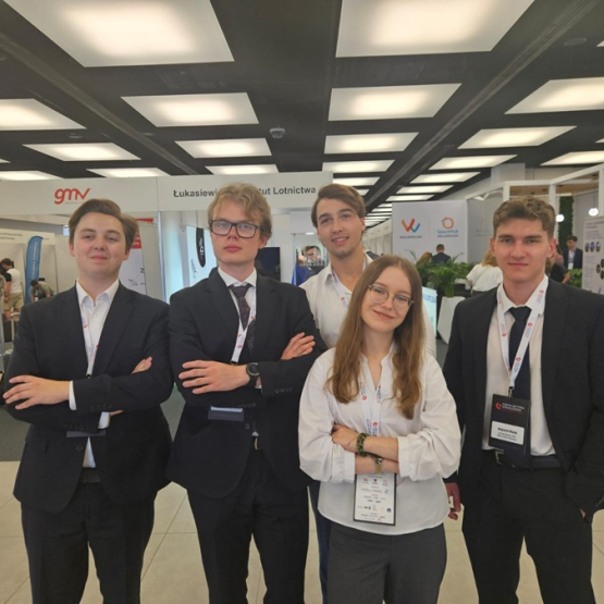 pięcioro studentów pozuje do zdjęcia