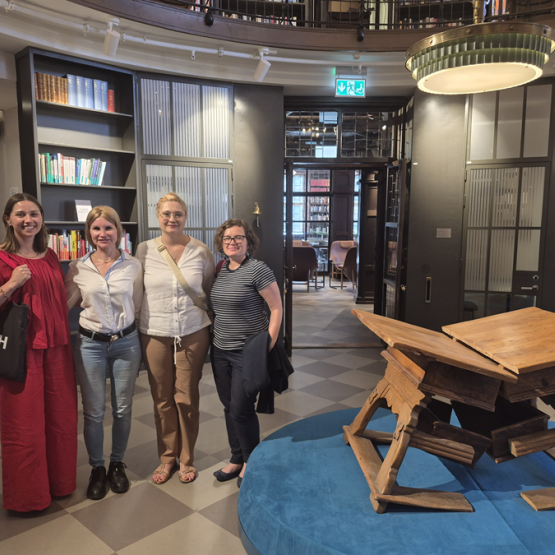 zdjęcie czterech kobiet na uczelni, w środku biblioteki