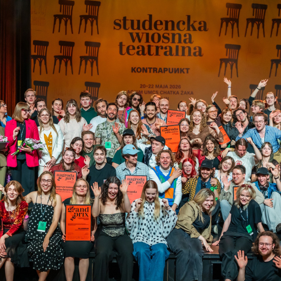 duża grupa studentów aktorów na scenie po rozdaniu nagród