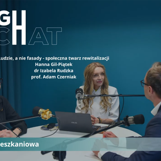 trzech rozmówców w studiu podcastów