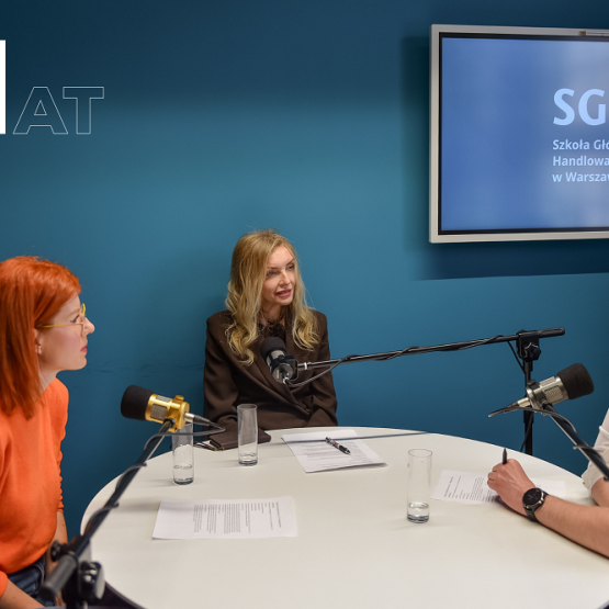 osoby rozmawiające przy mikrofonach, nagranie podcastu