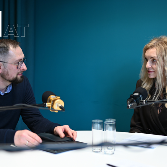 kobieta i mężczyzna w studiu podcastów