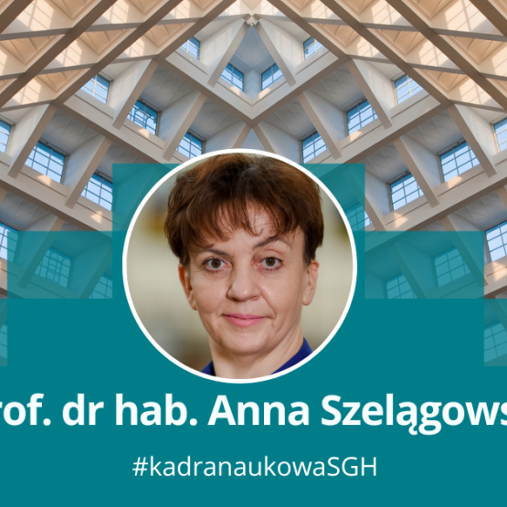 twarz kobiety na tle dachu auli spadochronowej