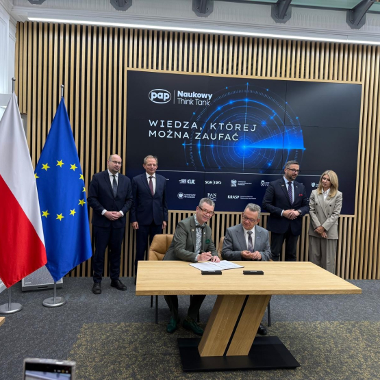 kilka osób przy podpisaniu dokumentów