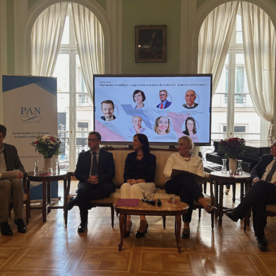 kilka osób dyskutuje na panelu