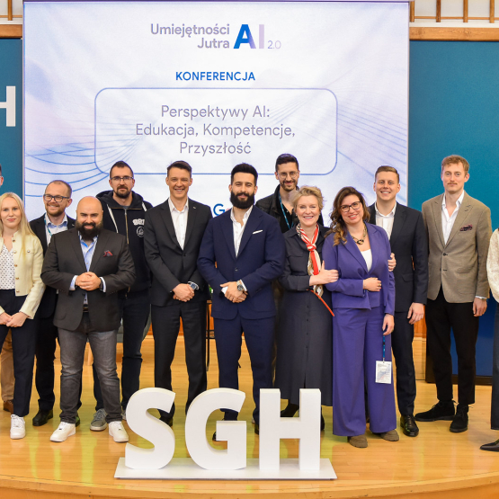 zdjęcie kilkunastu osób na scenie