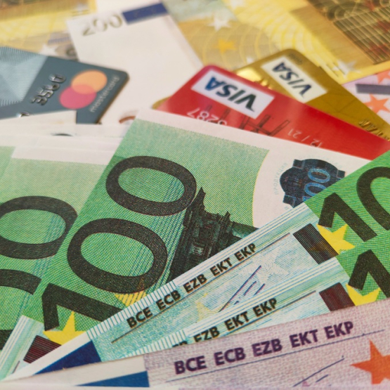 banknoty i karty kredytowe rozłożone na stole