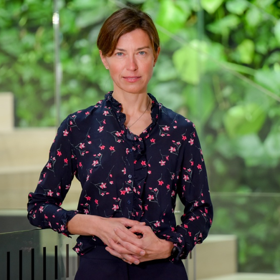 kobieta na tle ściany z roślin