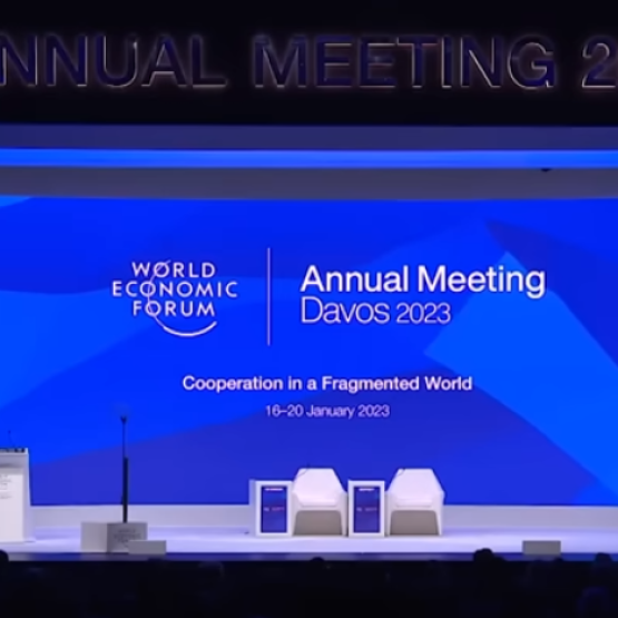 scena Światowego Forum Ekonomicznego w Davos; z tyłu na ekranie wyświetlone są informacje dotyczące forum, któe odbyło się w dniach 16-20 stycznia 2023 r.