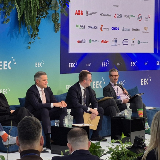 kilka osób siedzi na scenie podczas panelu 