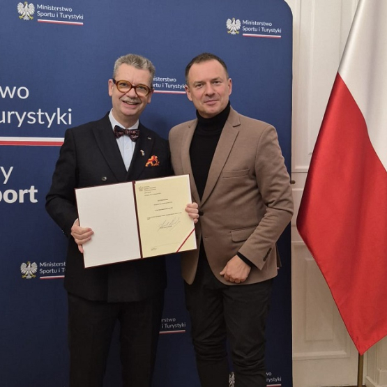 na zdjęciu dwóch panów trzymających dokument 