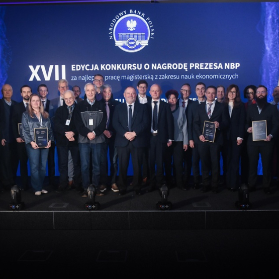 zdjęcie zbiorowe laureatów konkursów i ich promotorów