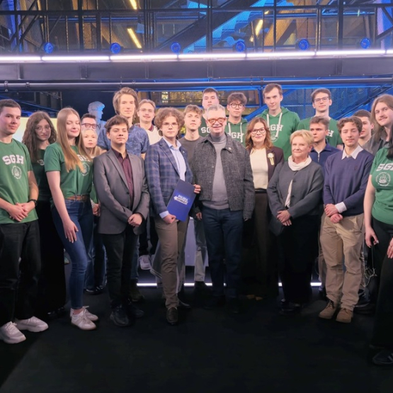 zdjęcie grupowe młodych osób w zaaranżowanym studiu telewizyjnym