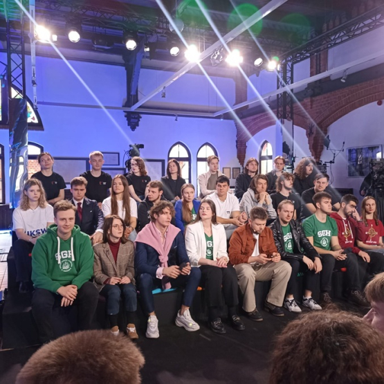 grupa studentów w studiu telewizyjnym