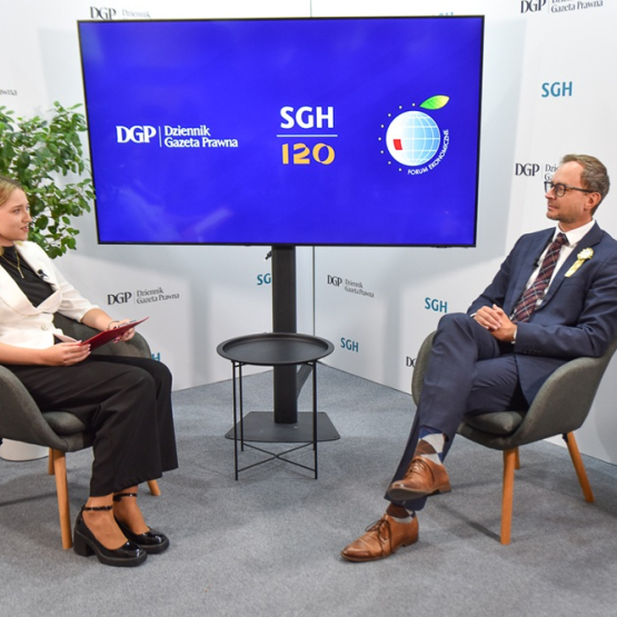 Dwie osoby rozmawiające w studiu SGH-DGP