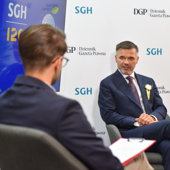 dwóch mężczyzn siedzi w studiu TV