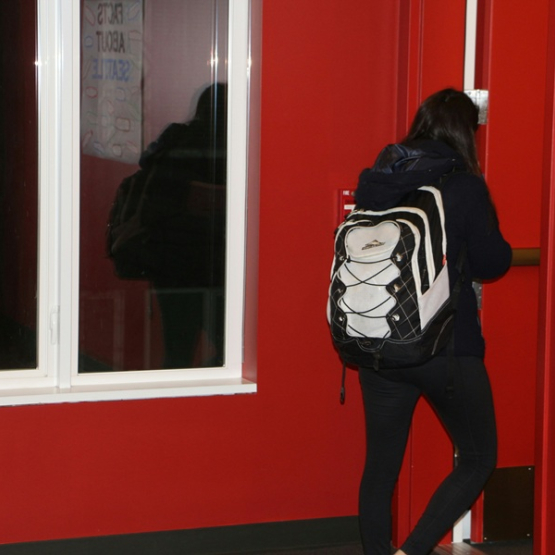 student przy wejściu do akademika