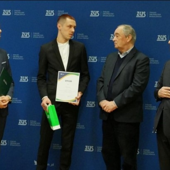 czterech mężczyzn stoi na tle ścianki ZUS