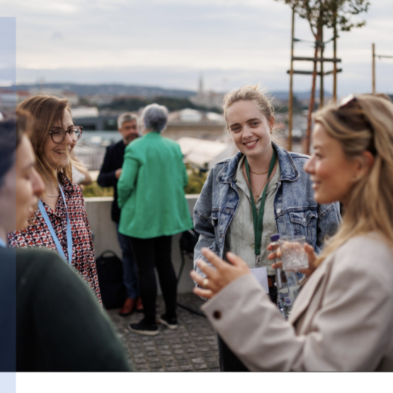 grupa młodych kobiet dyskutuje