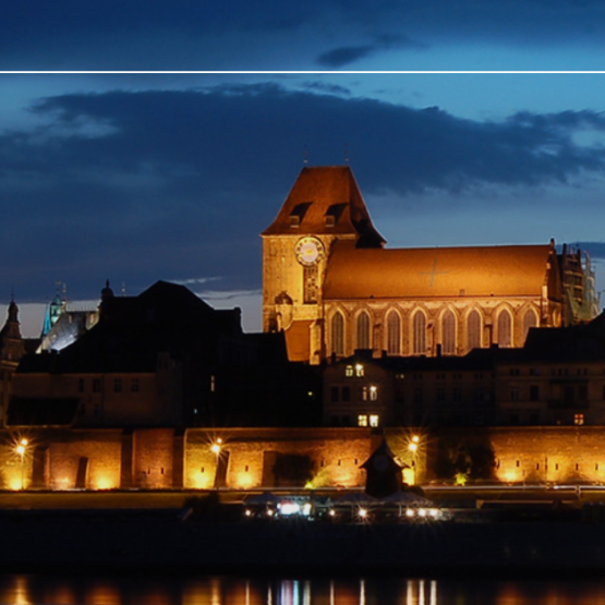 zdjęcie - widok toruńskiej starówki w nocy 