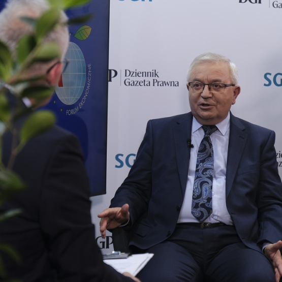 Na zdjęciu mężczyzna rozmawiający z dziennikarzem
