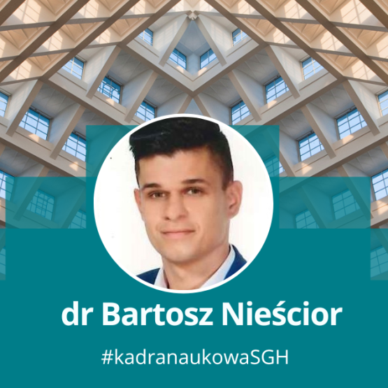 zdjęcie dr. Bartosza na tle dachu auli spadochronowej 