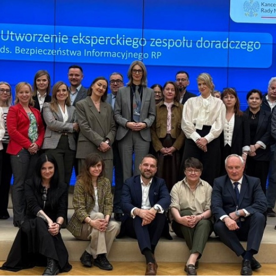 na pozowanym zdjęciu członkowie zespołu doradczego