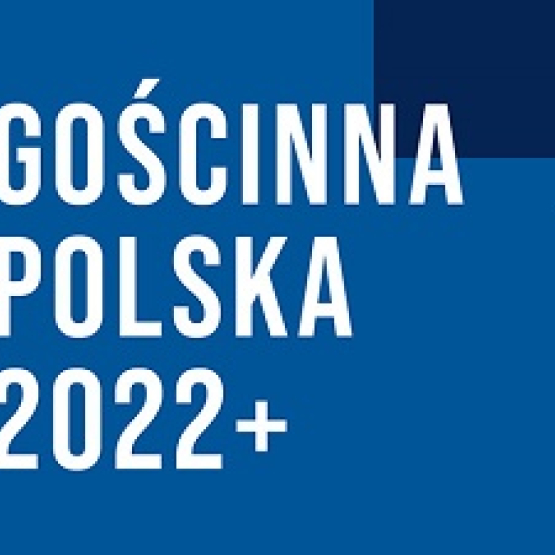 grafika z napisem informującym o raporcie "Gościnna Polska 2022+"