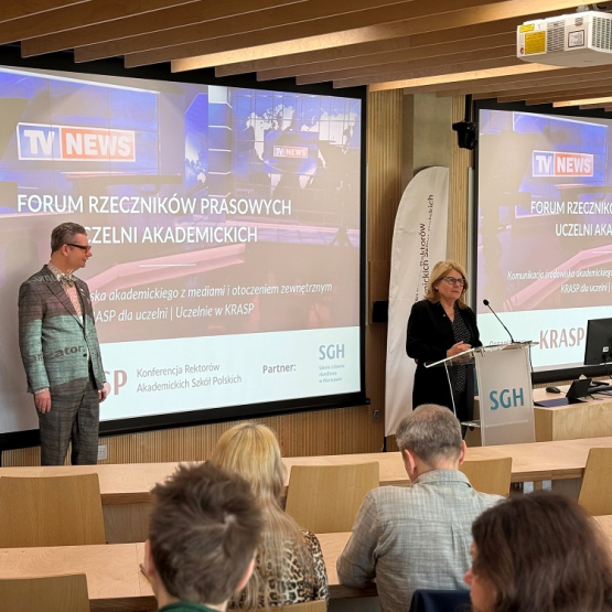 na zdjęciu prelegenci Forum