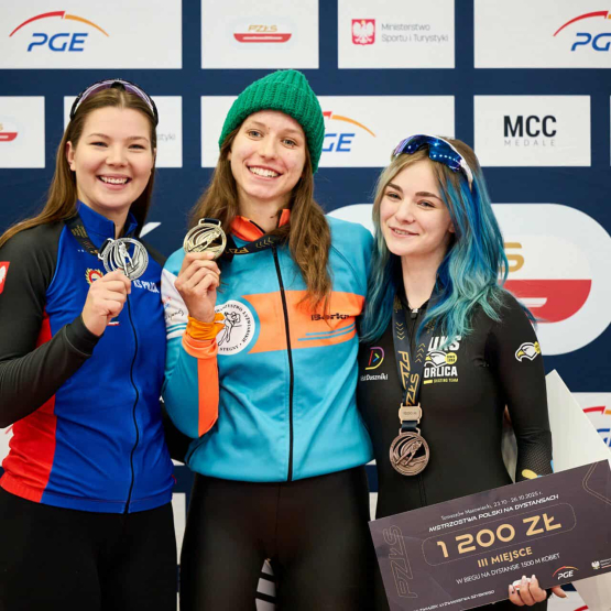 na zdjęciu trzy kobiety trzymające medale