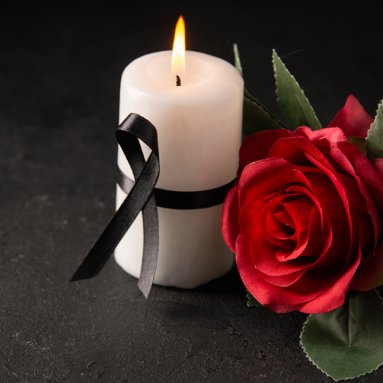 płonąca świeca z czerwoną różą