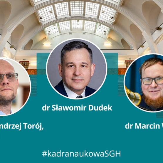 na zdjęciu na tle auli I trzy twarze mężczyzn z podpisami 