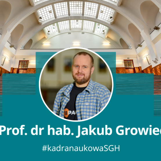grafika przedstawiająca okrągłe zdjęcie mężczyzny na tle uczelnianej auli i podpis: prof. dr hab. Jakub Growiec #kadranaukowa SGH
