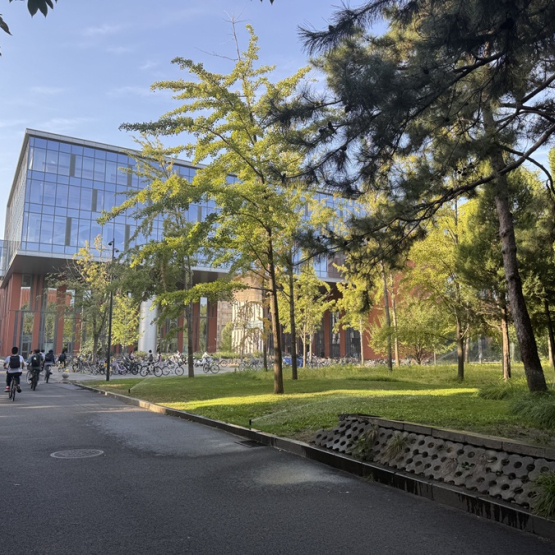 widok budynku uniwersytetu