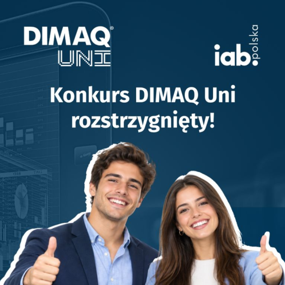 na granatowej grafice dwoje ludzi z podniesionymi do góry kciukami