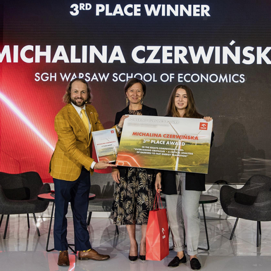 na zdjęciu laureatka konkursu i wręczający dyplom