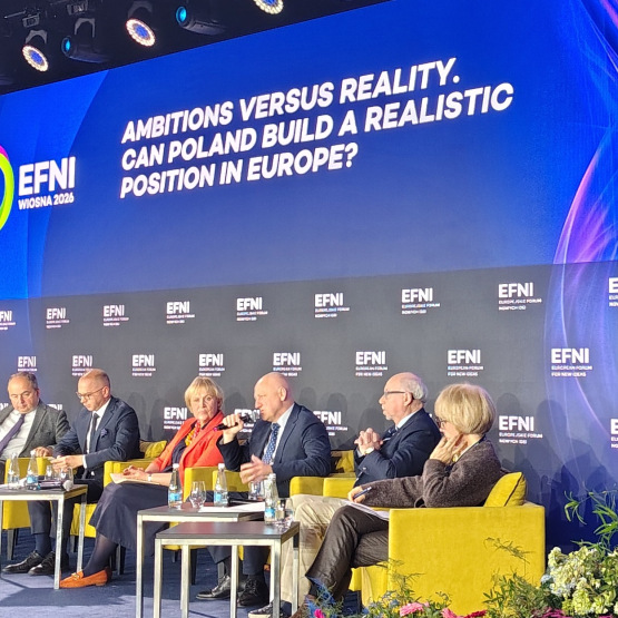 zdjęcie panelistów rozmawiających na kongresie