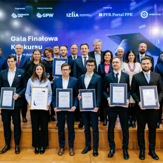 laureaci konkursu stoją na scenie