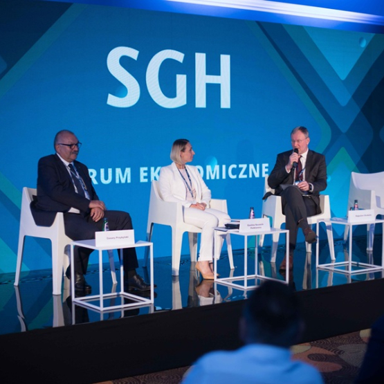 trzy osoby rozmawiają na panelu