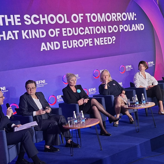 zdjęcie rozmawiających kilku osób na panelu