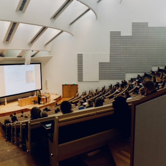 duża sala wykładowa ze studentami