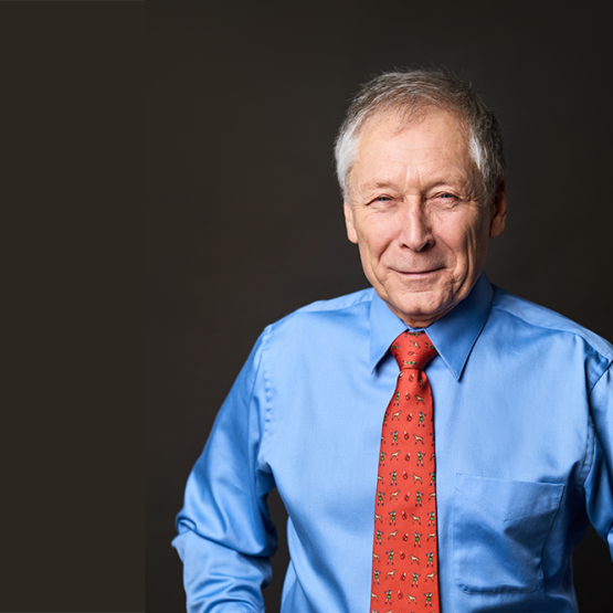 na czarnym tle portret mężczyzny