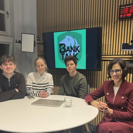 troje studentów i pani profesor w studiu nagrań przy stole