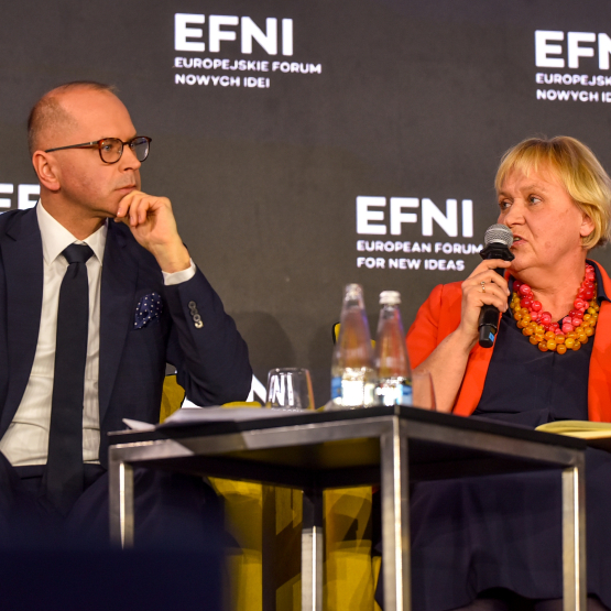 dwie osoby, mężczyzna i kobieta uczestniczące w dyskusji