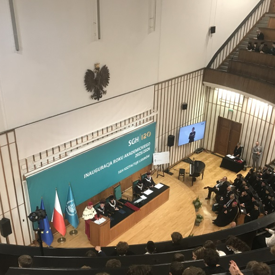 zdjęcie uczelnianej auli wypełnionej ludźmi