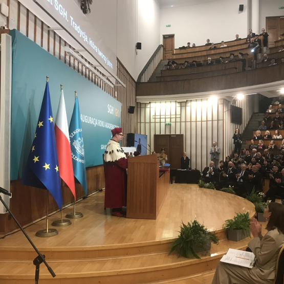 uczelniana aula wypełniona licznymi gośćmi 