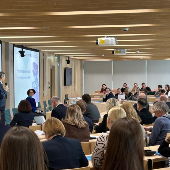 sala wypełniona ludźmi